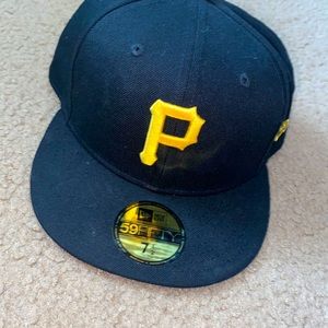 Like new 59 fifty Pirates black hat new era 7 1/2